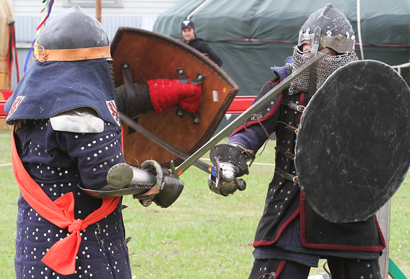 Medieval Market : Swords and Armour : Medieval Fighting : Levin : New Zealand : Richard Moore : Journalist : Photographer :